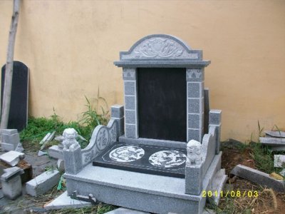 傳統(tǒng)石雕墓碑