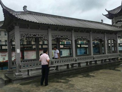 小區(qū)內塔頂式青石雕涼亭